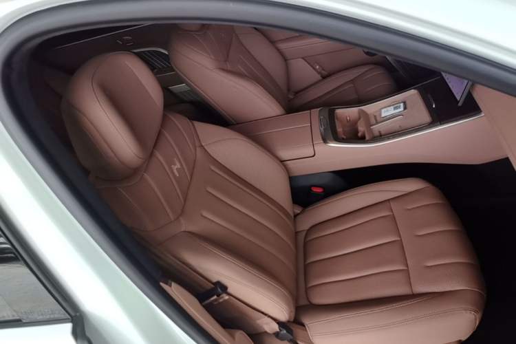 Used ONVO Luxeed L90 2025 Model—Pro Six-Seater Version Right Front Seat