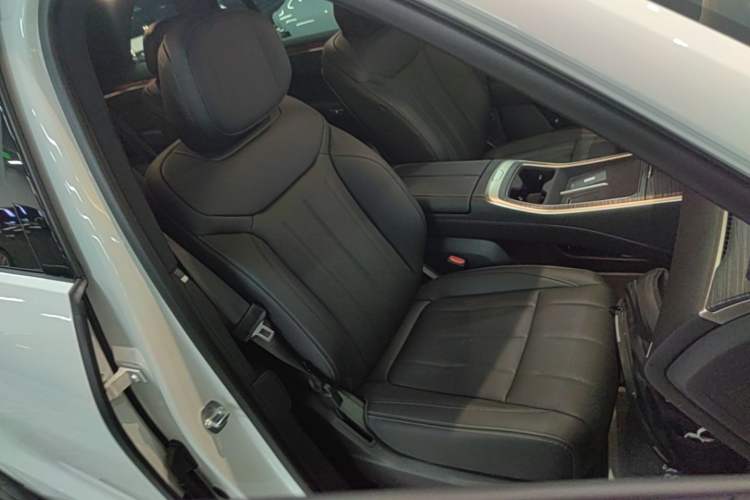 Used ONVO Luxeed L90 2025 Model—Pro Six-Seater Version Right Front Seat