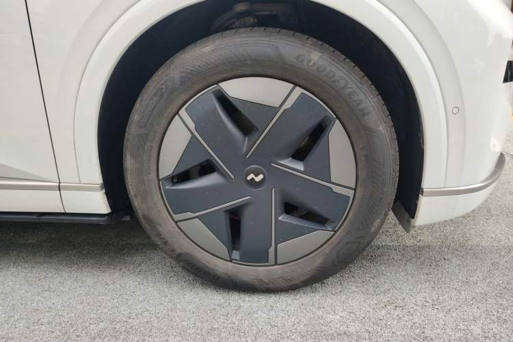 Used ONVO Luxeed L90 2025 Model—Pro Six-Seater Version Right Front Wheel Hub