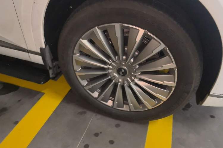 Used ONVO Luxeed L90 2025 Model—Max Six-Seater Version Right Front Wheel Hub