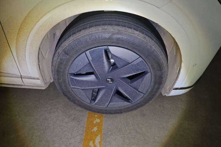 Used ONVO Luxeed L90 2025 Model—Max Six-Seater Version Right Front Wheel Hub