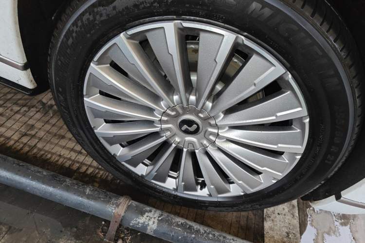 Used ONVO Luxeed L90 2025 Model—Ultra Six-Seater Version Right Front Wheel Hub
