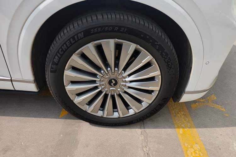 Used ONVO Luxeed L90 2025 Model—Max Six-Seater Version Right Front Wheel Hub