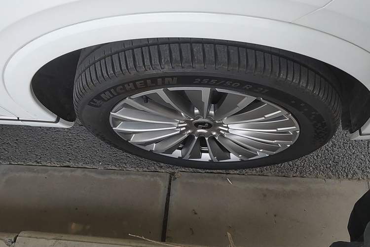 Used ONVO Luxeed L90 2025 Model—Ultra Six-Seater Version Right Front Wheel Hub