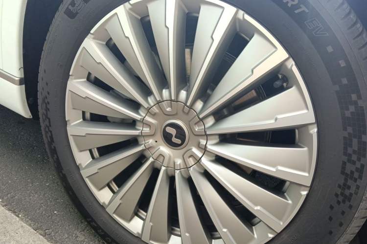 Used ONVO Luxeed L90 2025 Model—Max Six-Seater Version Right Front Wheel Hub