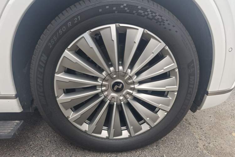 Used ONVO Luxeed L90 2025 Model—Ultra Six-Seater Version Right Front Wheel Hub
