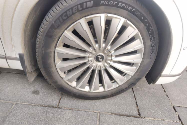 Used ONVO Luxeed L90 2025 Model—Max Six-Seater Version Right Front Wheel Hub