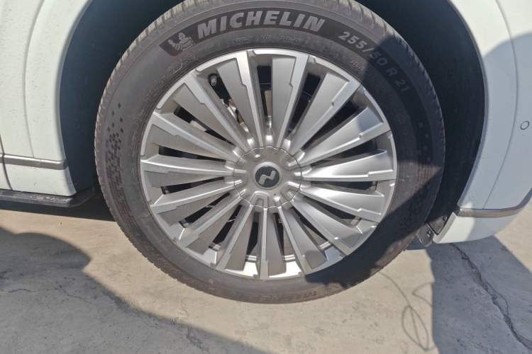 Used ONVO Luxeed L90 2025 Model—Ultra Six-Seater Version Right Front Wheel Hub