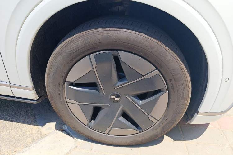 Used ONVO Luxeed L90 2025 Model—Ultra Six-Seater Version Right Front Wheel Hub