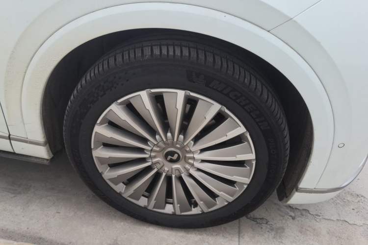 Used ONVO Luxeed L90 2025 Model—Max Six-Seater Version Right Front Wheel Hub