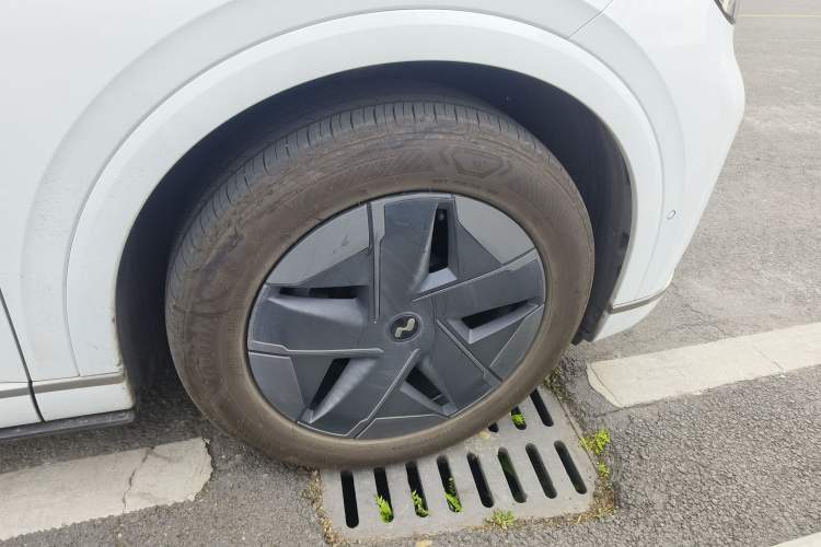 Used ONVO Luxeed L90 2025 Model—Pro Six-Seater Version Right Front Wheel Hub