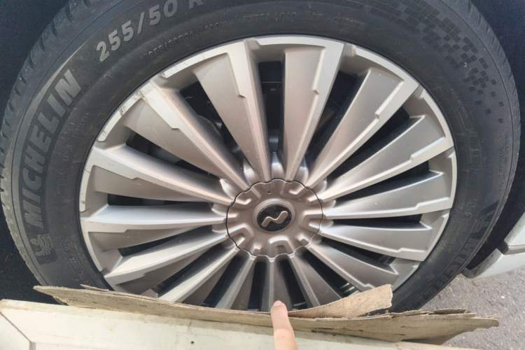 Used ONVO Luxeed L90 2025 Model—Ultra Six-Seater Version Right Front Wheel Hub