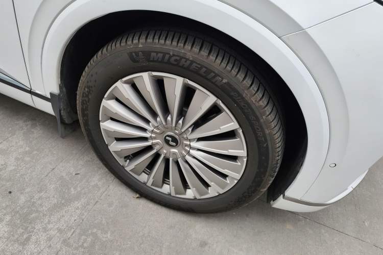 Used ONVO Luxeed L90 2025 Model—Max Six-Seater Version Right Front Wheel Hub