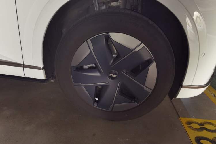 Used ONVO Luxeed L90 2025 Model—Max Six-Seater Version Right Front Wheel Hub
