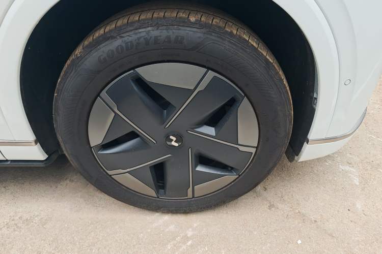 Used ONVO Luxeed L90 2025 Model—Pro Six-Seater Version Right Front Wheel Hub