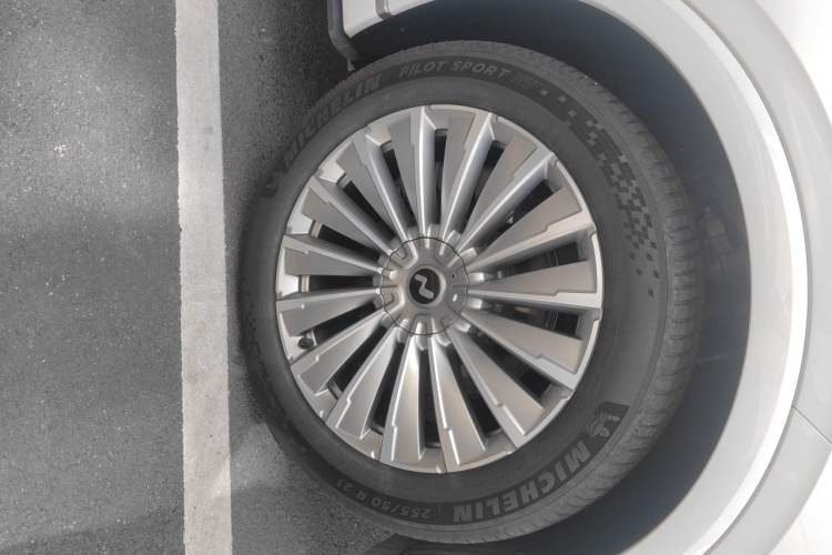 Used ONVO Luxeed L90 2025 Model—Ultra Six-Seater Version Right Front Wheel Hub