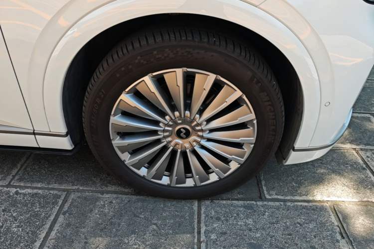 Used ONVO Luxeed L90 2025 Model—Ultra Six-Seater Version Right Front Wheel Hub