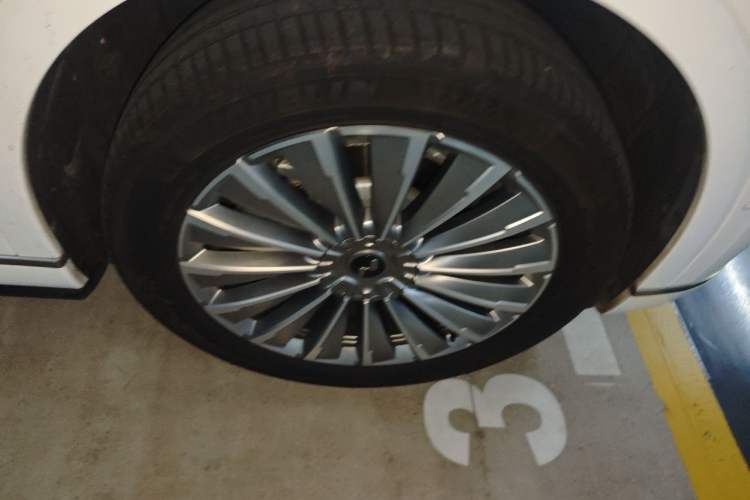 Used ONVO Luxeed L90 2025 Model—Max Six-Seater Version Right Front Wheel Hub