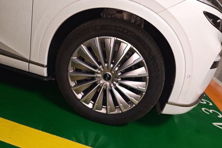 Used ONVO Luxeed L90 2025 Model—Max Six-Seater Version Right Front Wheel Hub
