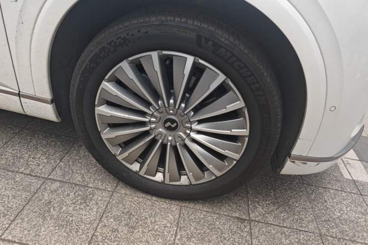 Used ONVO Luxeed L90 2025 Model—Max Six-Seater Version Right Front Wheel Hub