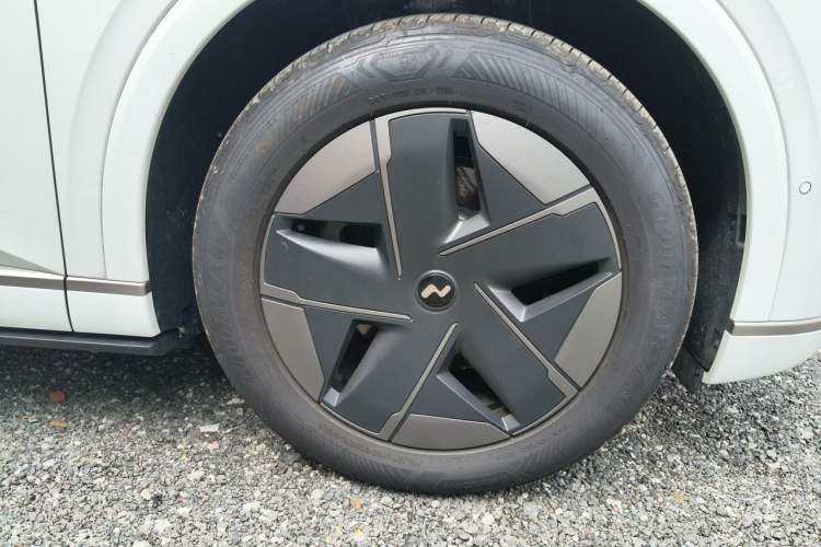 Used ONVO Luxeed L90 2025 Model—Max Six-Seater Version Right Front Wheel Hub