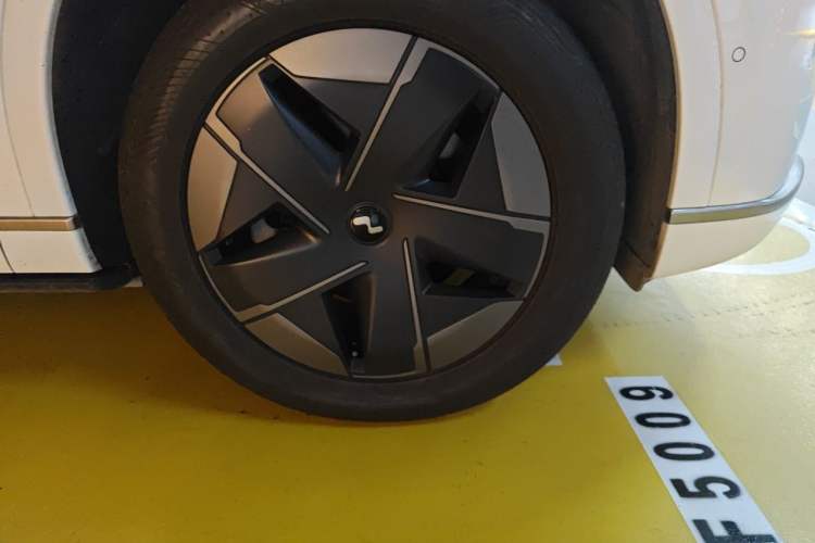 Used ONVO Luxeed L90 2025 Model—Max Six-Seater Version Right Front Wheel Hub