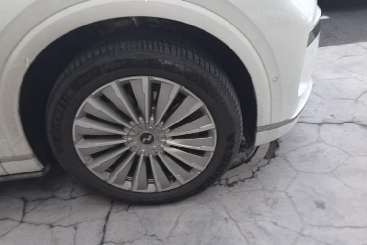 Used ONVO Luxeed L90 2025 Model—Ultra Six-Seater Version Right Front Wheel Hub