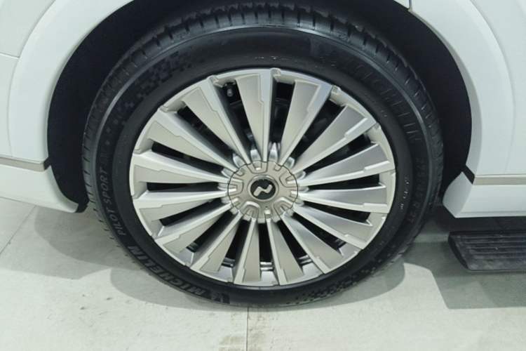 Used ONVO Luxeed L90 2025 Model—Max Six-Seater Version Right Rear Wheel Hub