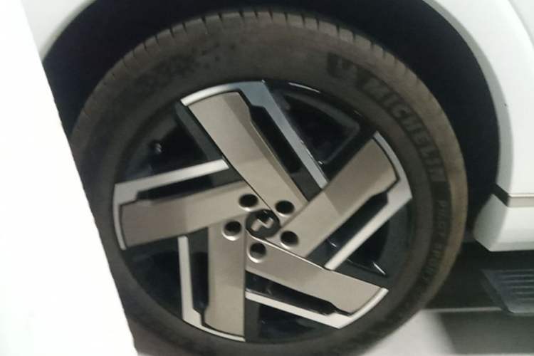 Used ONVO Luxeed L90 2025 Model—Max Six-Seater Version Right Rear Wheel Hub