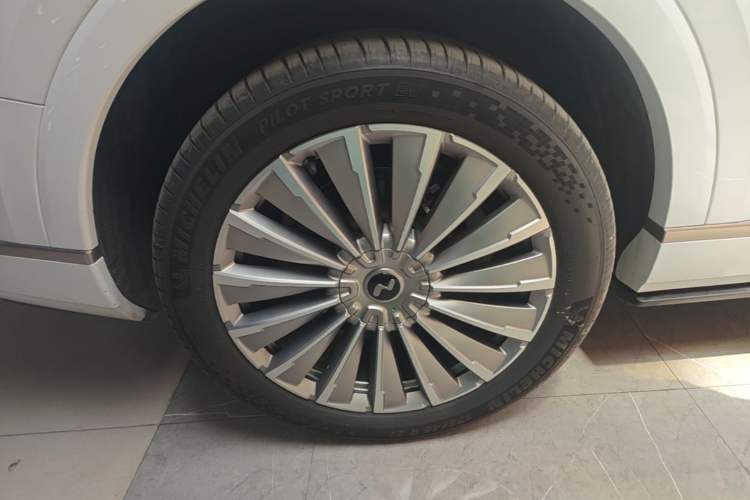 Used ONVO Luxeed L90 2025 Model—Ultra Six-Seater Version Right Rear Wheel Hub