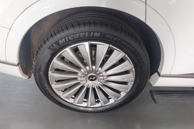 Used ONVO Luxeed L90 2025 Model—Max Six-Seater Version Right Rear Wheel Hub