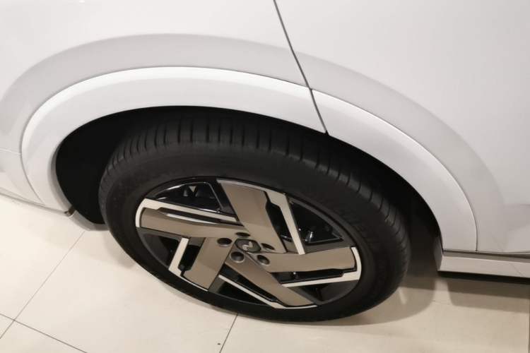 Used ONVO Luxeed L90 2025 Model—Max Six-Seater Version Right Rear Wheel Hub