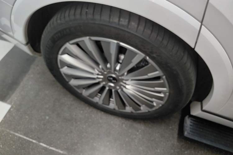 Used ONVO Luxeed L90 2025 Model—Ultra Six-Seater Version Right Rear Wheel Hub