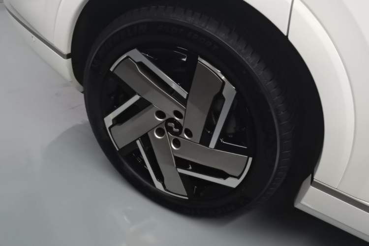Used ONVO Luxeed L90 2025 Model—Max Six-Seater Version Right Rear Wheel Hub