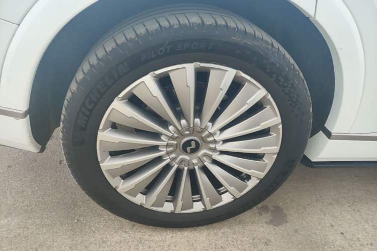 Used ONVO Luxeed L90 2025 Model—Max Six-Seater Version Right Rear Wheel Hub