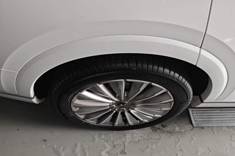 Used ONVO Luxeed L90 2025 Model—Max Six-Seater Version Right Rear Wheel Hub