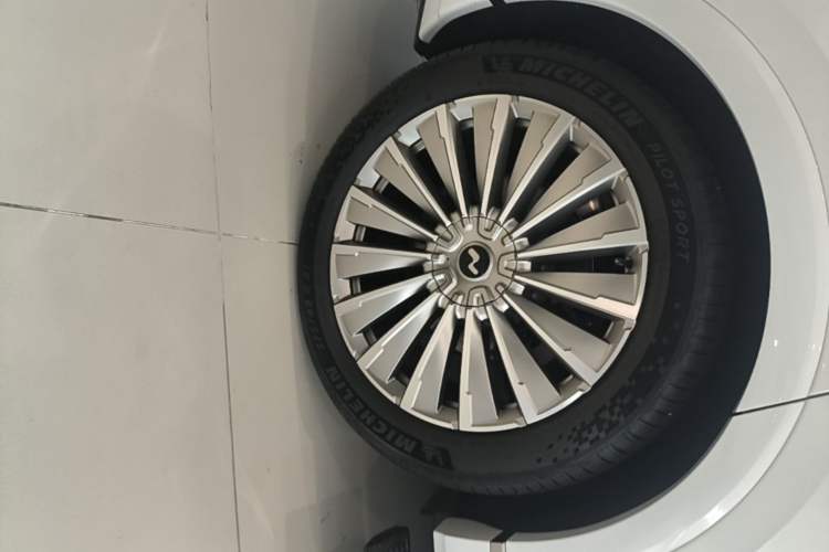 Used ONVO Luxeed L90 2025 Model—Ultra Six-Seater Version Right Rear Wheel Hub
