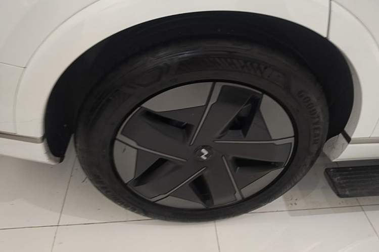 Used ONVO Luxeed L90 2025 Model—Max Six-Seater Version Right Rear Wheel Hub
