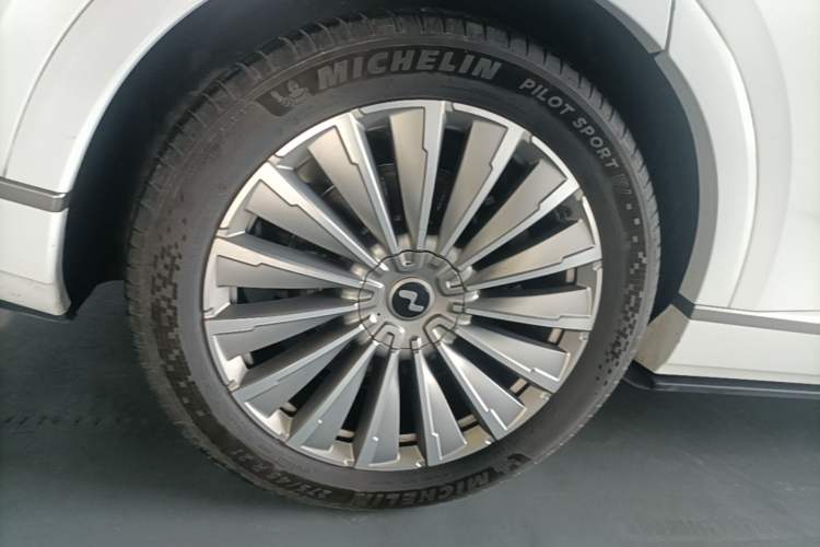 Used ONVO Luxeed L90 2025 Model—Ultra Six-Seater Version Right Rear Wheel Hub