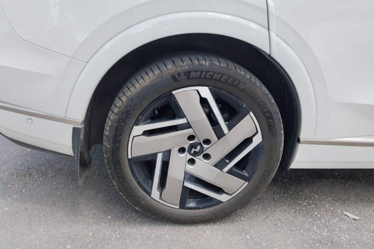 Used ONVO Luxeed L90 2025 Model—Max Six-Seater Version Right Rear Wheel Hub