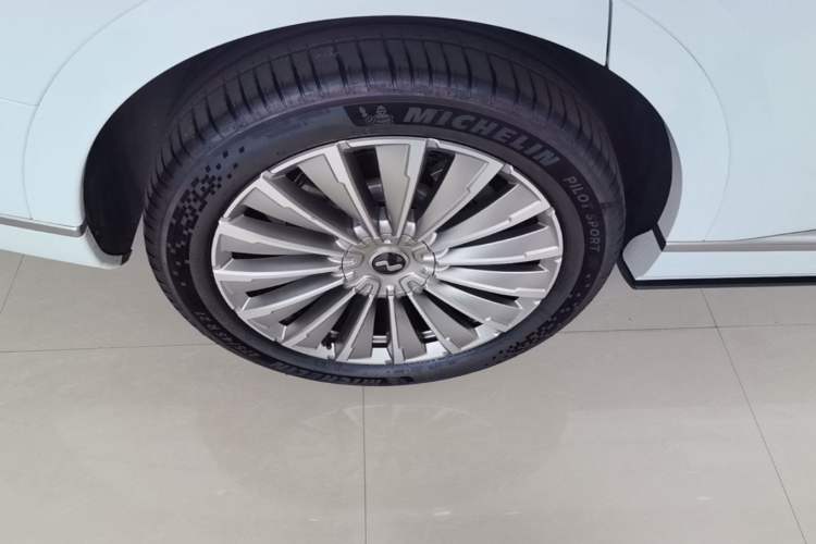 Used ONVO Luxeed L90 2025 Model—Pro Six-Seater Version Right Rear Wheel Hub