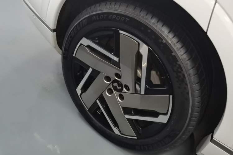 Used ONVO Luxeed L90 2025 Model—Max Six-Seater Version Right Rear Wheel Hub