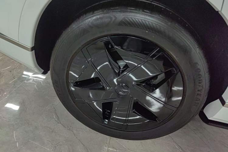 Used ONVO Luxeed L90 2025 Model—Pro Six-Seater Version Right Rear Wheel Hub