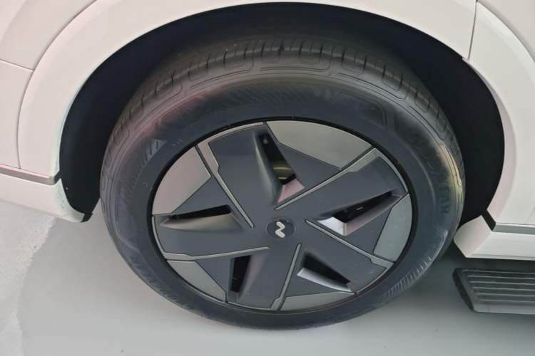 Used ONVO Luxeed L90 2025 Model—Max Six-Seater Version Right Rear Wheel Hub