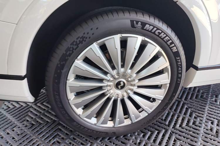 Used ONVO Luxeed L90 2025 Model—Ultra Six-Seater Version Right Rear Wheel Hub