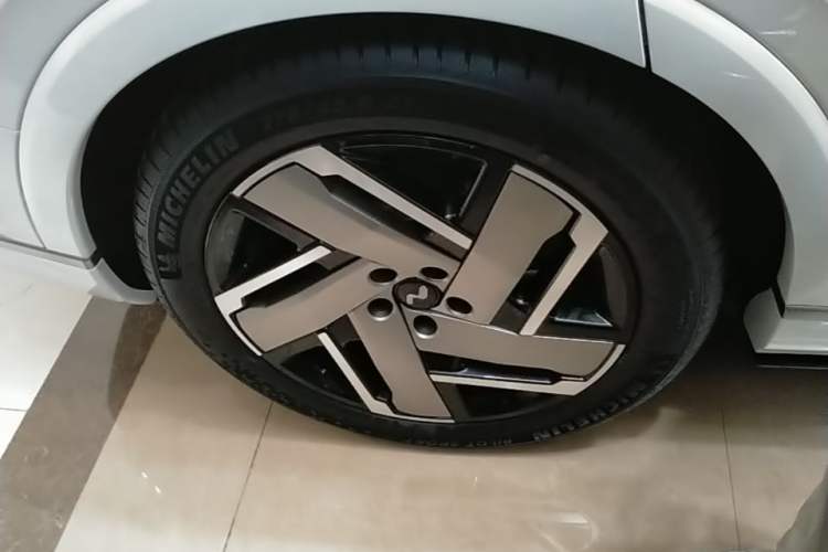 Used ONVO Luxeed L90 2025 Model—Max Six-Seater Version Right Rear Wheel Hub