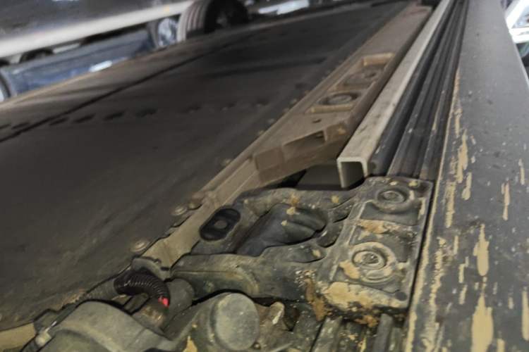 Used ONVO Luxeed L90 2025 Model—Ultra Six-Seater Version Right Side Sill