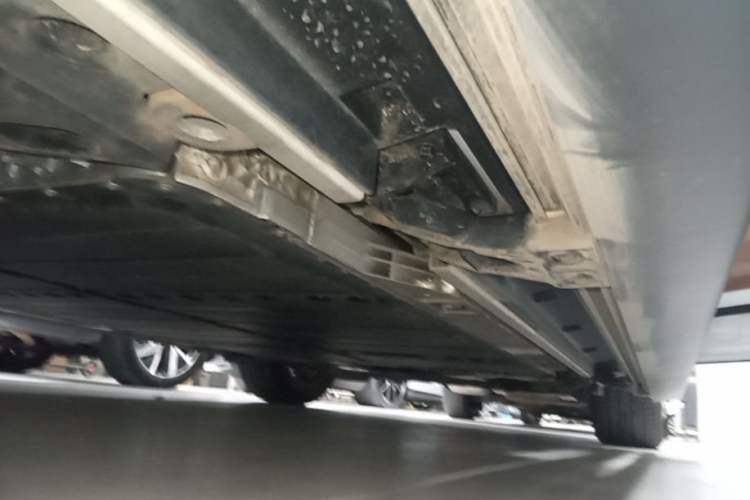 Used ONVO Luxeed L90 2025 Model—Max Six-Seater Version Right Side Sill
