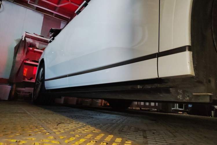Used ONVO Luxeed L90 2025 Model—Max Six-Seater Version Right Side Sill
