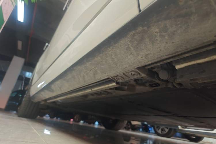 Used ONVO Luxeed L90 2025 Model—Ultra Six-Seater Version Right Side Sill